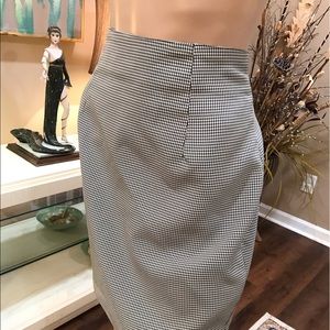 CUTE LITTLE SKIRT IN VERY GOOD CONDITION